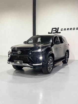 TOYOTA HILUX SW4 2.8 D-4D TURBO DIESEL SRX PLATINUM 7L 4X4 AUTOMÁTICO